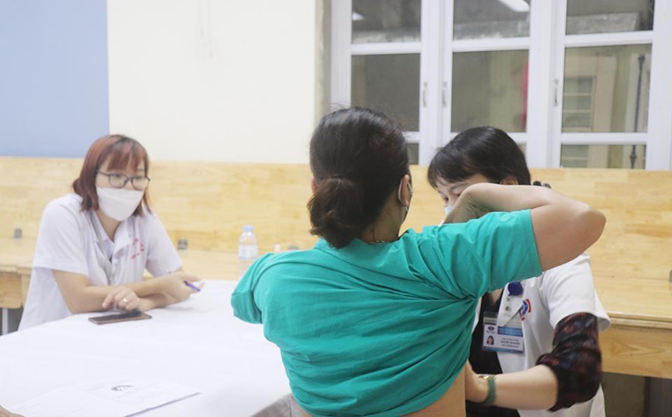 Quận Hoàn Kiếm tổ chức khám sàng lọc (khám tuyến vú, khám phụ khoa, siêu âm và xét nghiệm máu) cho chị em phụ nữ trên địa bàn.