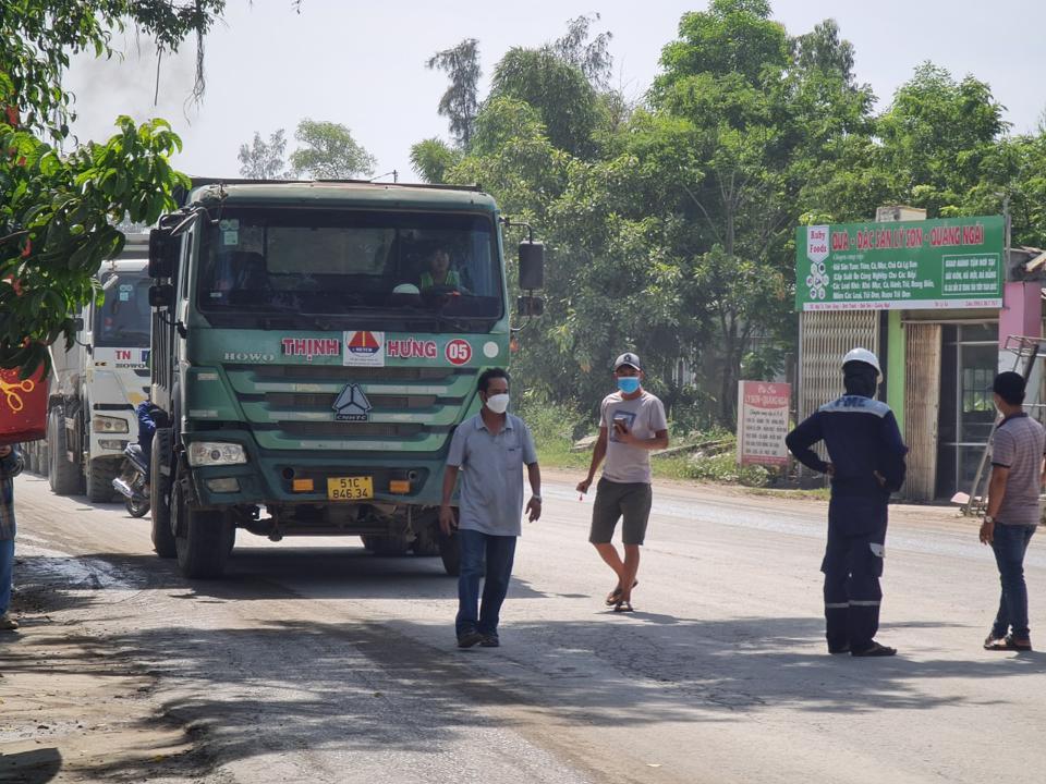 Người dân chặn xe vào sáng 7/7/2022.