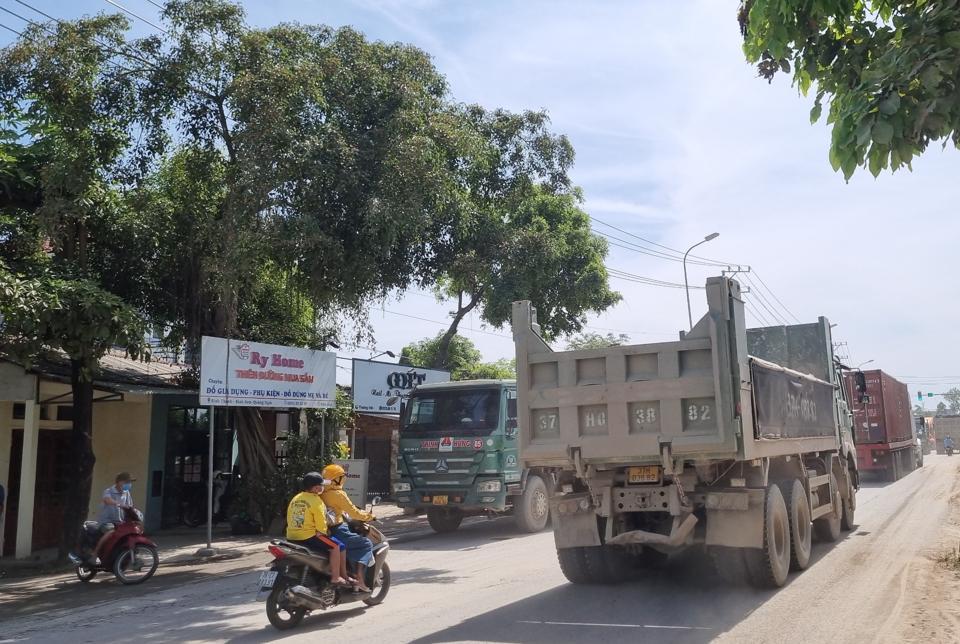 Xe tải chạy rầm rập trên tuyến Dốc Sỏi- Dung Quất.