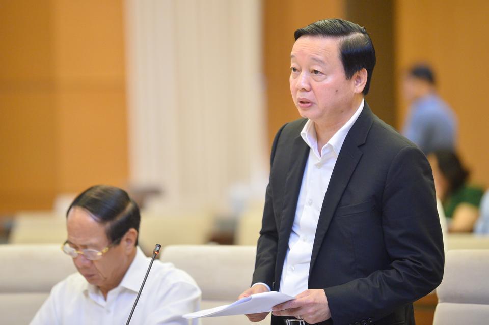 Bộ trưởng Bộ TN&MT Trần Hồng Hà trình bày Tờ trình. Ảnh: Quochoi.vn