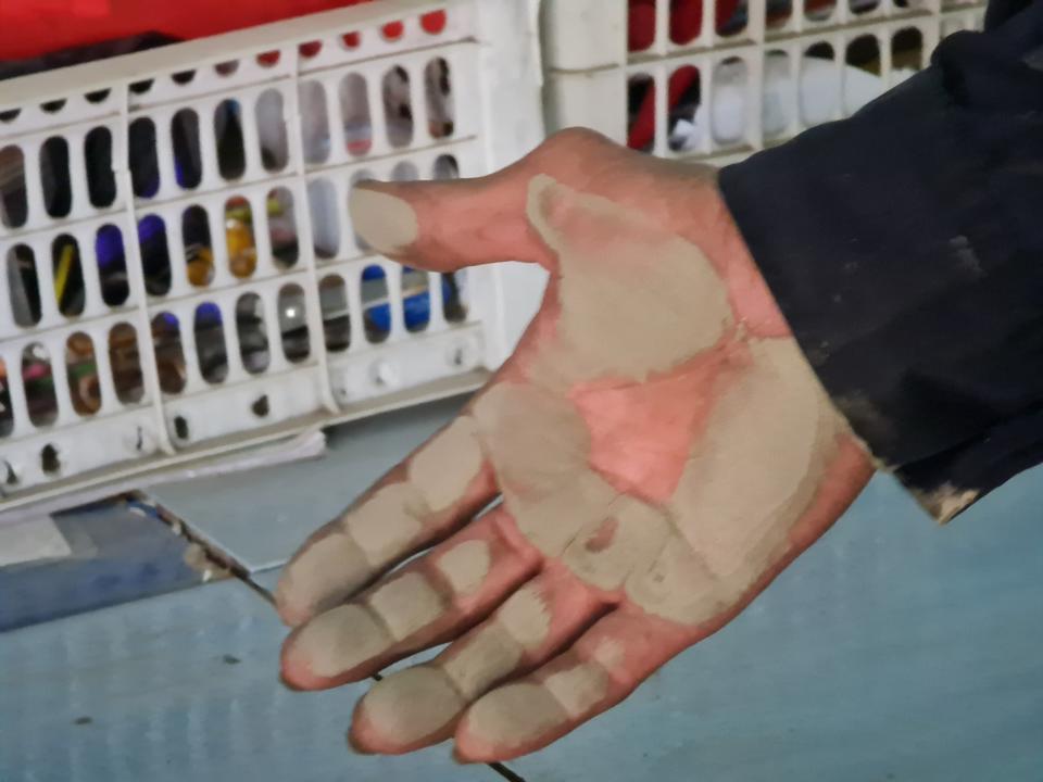 Bụi bám đầy tay chỉ sau cái quệt nhẹ trên mặt bàn.