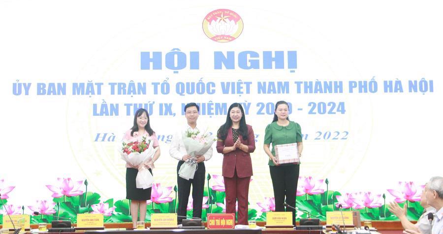 Chủ tịch Ủy ban MTTQ Việt Nam TP Hà Nội Nguyễn Lan Hương chúc mừng các tân Ủy viên Ủy ban MTTQ Việt Nam TP và tặng quà trân trọng cảm ơn 1 đồng chí chuyển vị trí công tác