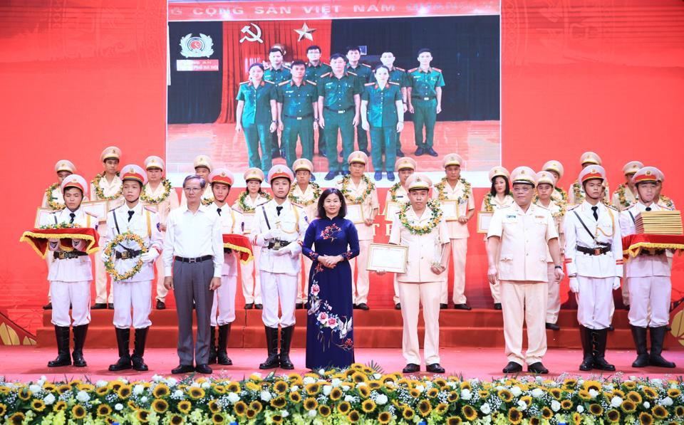 Phó Bí thư Thường trực Thành ủy Hà Nội Nguyễn Thị Tuyến, lãnh đạo Ban Thi đua - Khen thưởng Trung ương, Công an TP Hà Nội trao Giấy khen tặng các gương điển hình tiên tiến lực lượng Cảnh sát Công an Thủ đô.