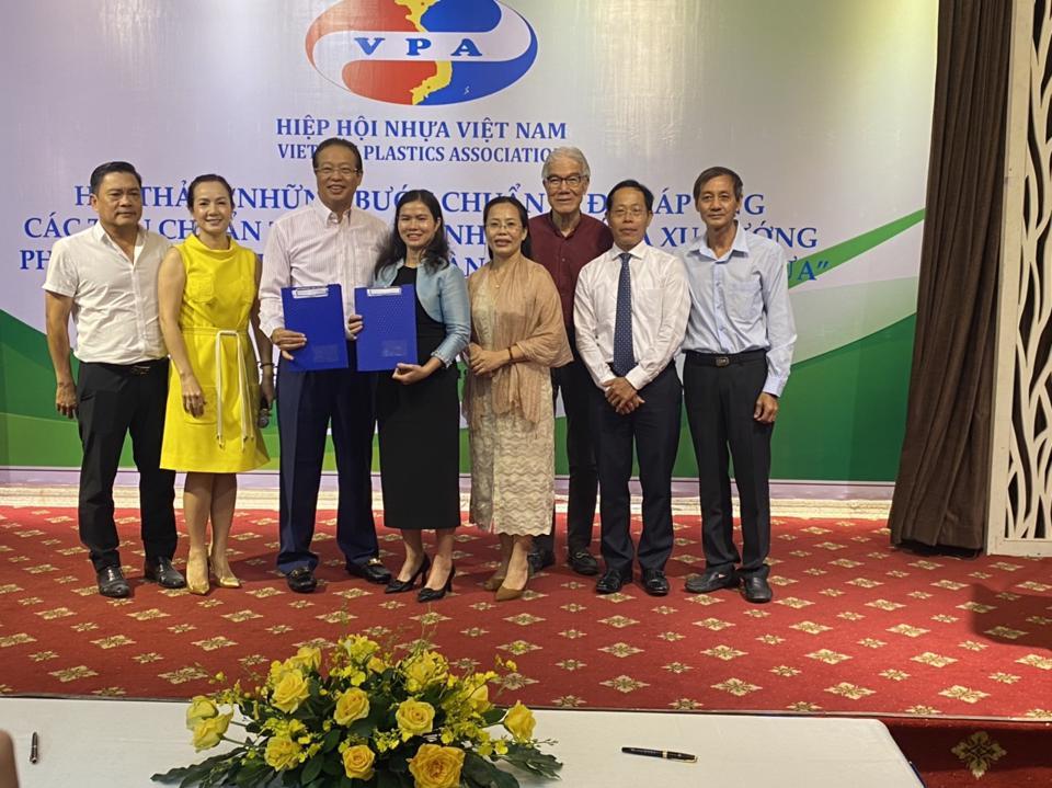 Ông Hồ Đức Lam (thứ 3 từ trái sang) ký kết hợp tác với Công ty Luật TNHH  Thu & Công sự hỗ trợ pháp lý cho hội viên VPA