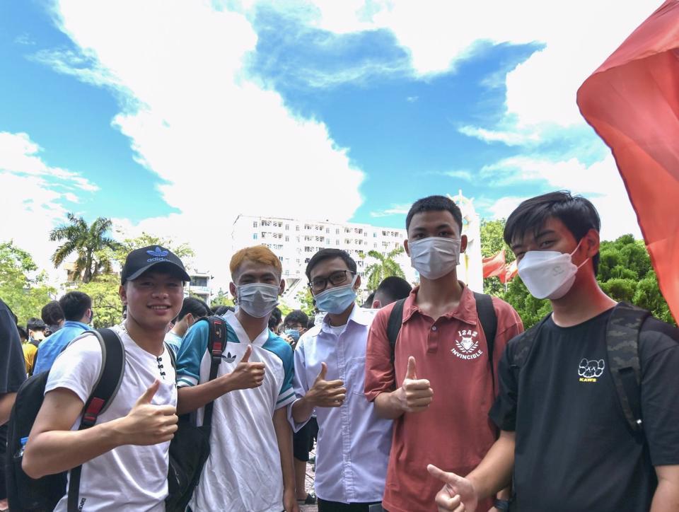 Thí sinh tự tin trước khi vào phòng thi