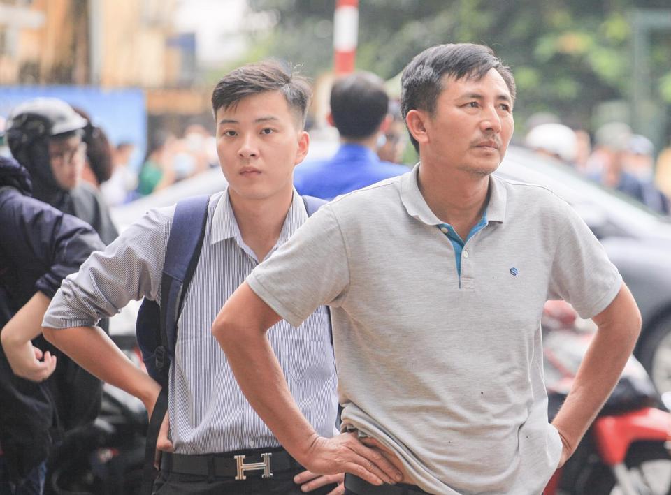 Phụ huynh chờ con ở khu vực cổng điểm thi và gửi gắm nhiều hy vọng