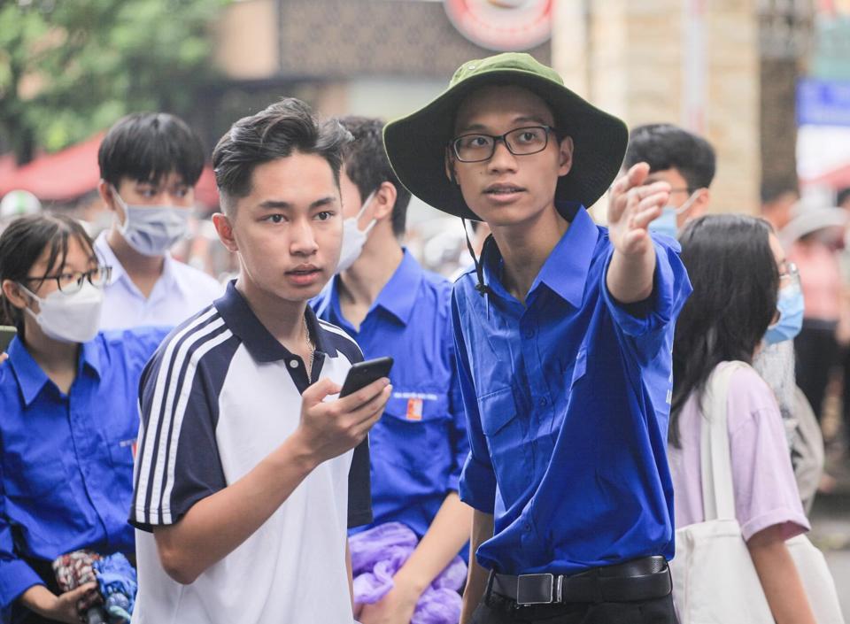 Tình nguyện viên nhiệt tình chỉ dẫn thí sinh