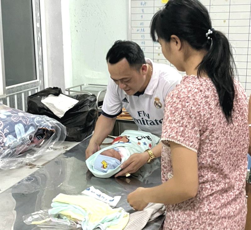 Người dân và lãnh đạo UBND phường Phú Lương ủng hộ tiền mua quần áo cho cháu bé.