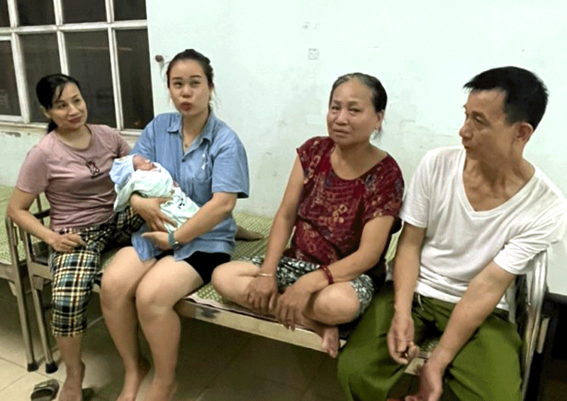 Người dân chăm sóc cháu bé tại Trạm Y tế phường Phú Lương.