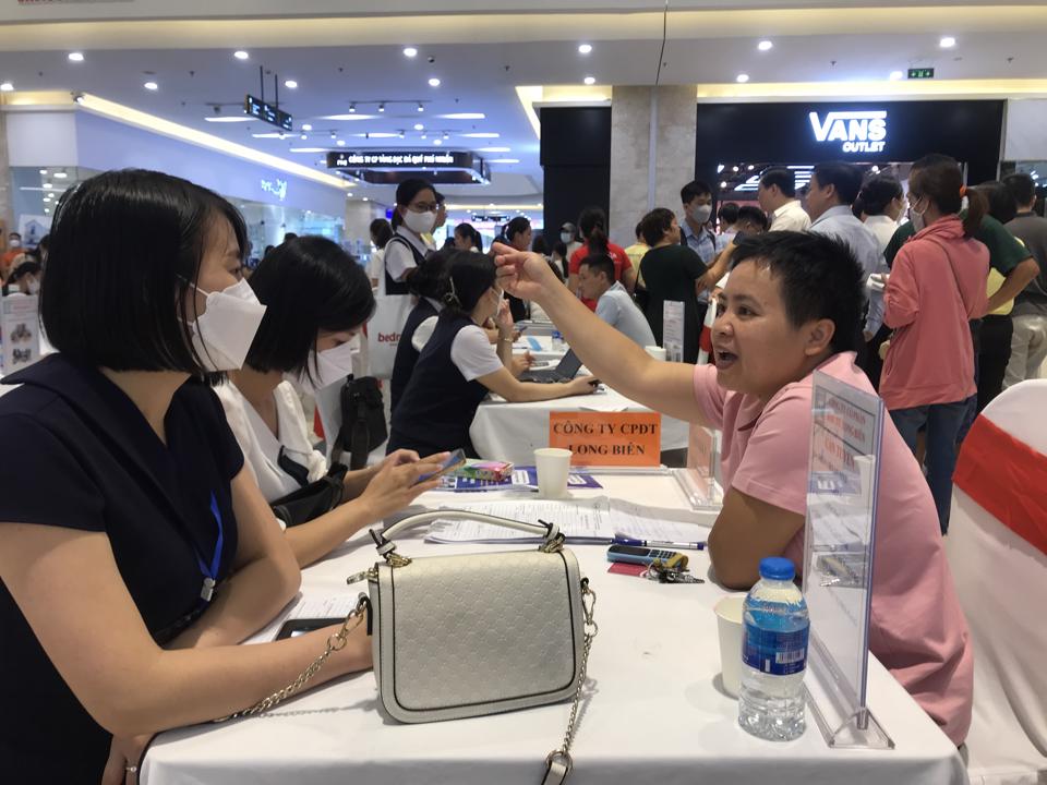 Đông đảo người lao động tham gia ứng tuyển tại Phiên giao dịch việc làm lưu động quận Long Biên năm 2022. Ảnh: Trần Oanh  