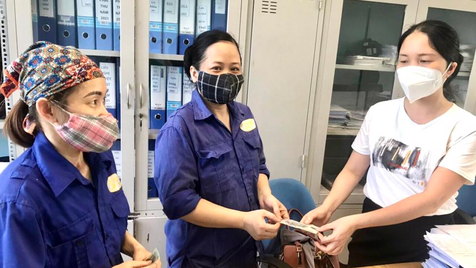 Người lao động đang làm việc tại Công ty CP Công nghiệp thương mại Sông Đà (TP Hà Nội) vui mừng khi được nhận kinh phí hỗ trợ tiền thuê nhà tháng 4/2022. Ảnh: Trần Oanh
