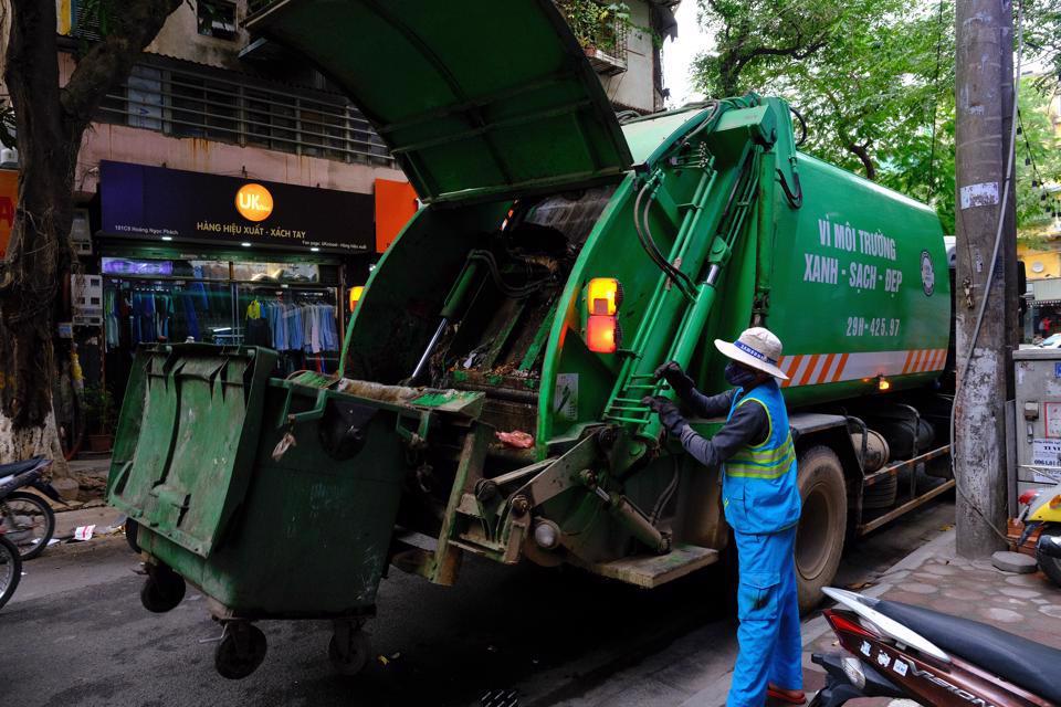 Hoạt động thu gom rác thải tại Hà Nội. Ảnh: Phạm Hùng