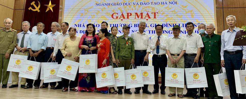 Giám đốc Sở GD&ĐT Hà Nội Trần Thế Cương tặng quà cho các nhà giáo là thương binh, thân nhân liệt sỹ