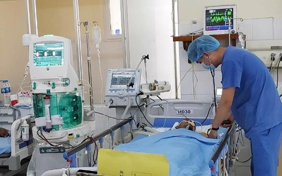  Bác sĩ điều trị cho bệnh nhân bị ngộ độc rượu tại BV Đa khoa Lâm Đồng.