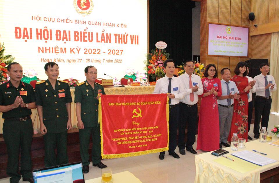 Ban Chấp hành Đảng bộ Quận ủy Hoàn Kiếm tặng Đại hội bức trướng với dòng chữ: