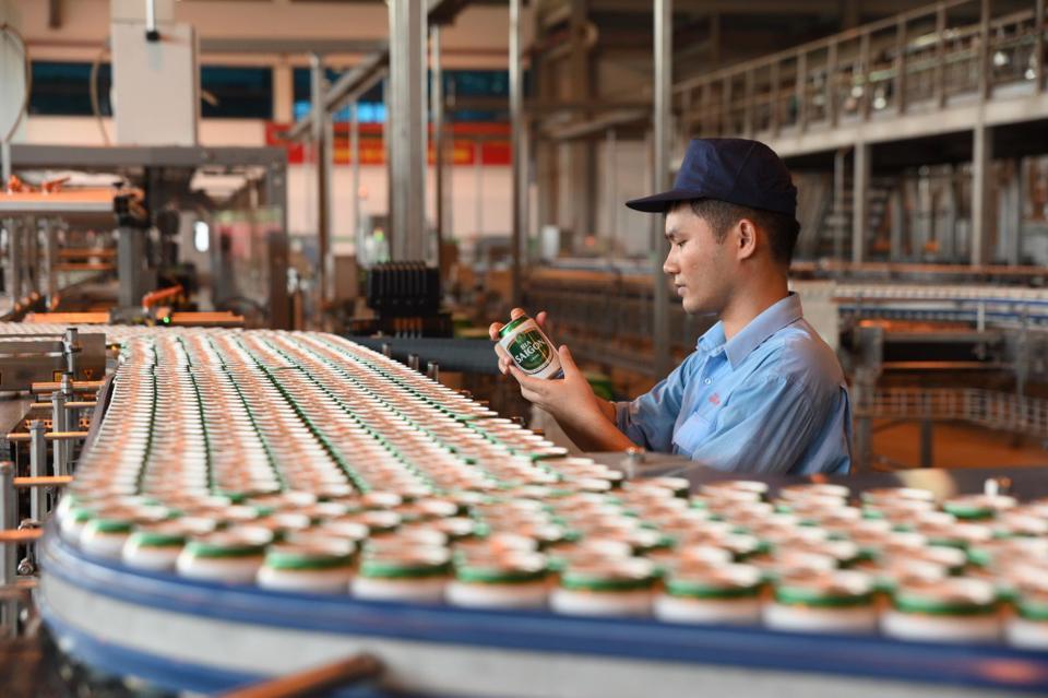 Sabeco có khoản lãi cao kỷ lục từ khi được tỷ phú Thái Lan Charoen Sirivadhanabakdi mua lại.  