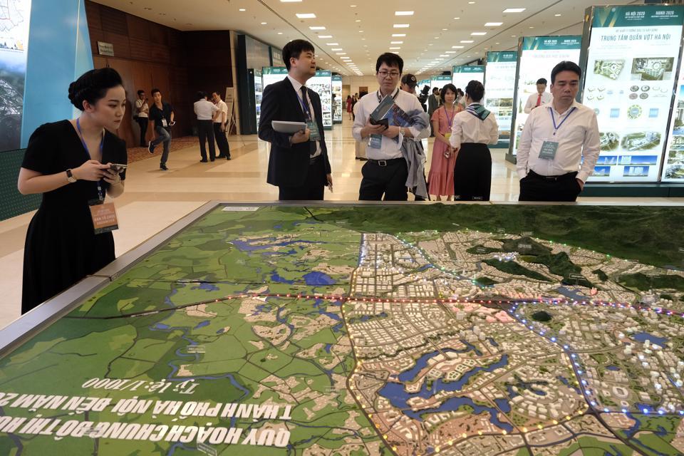 Người dân xem quy hoạch phát triển chung của TP Hà Nội. Ảnh: Phạm Hùng