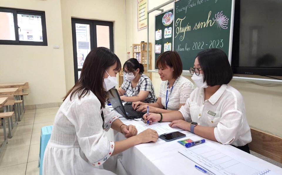 Phụ huynh được hướng dẫn tận tình các bước tuyển sinh trực tuyến