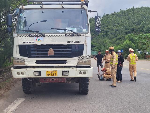 Lực lượng cảnh sát giao thông kiểm tra, cân tải trọng các phương tiện vận tải trên tuyến Quốc lộ 12C