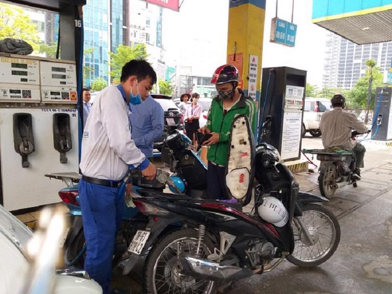 Tại thị trường trong nước, dự báo các mặt hàng xăng dầu cũng giảm. Ảnh minh họa.