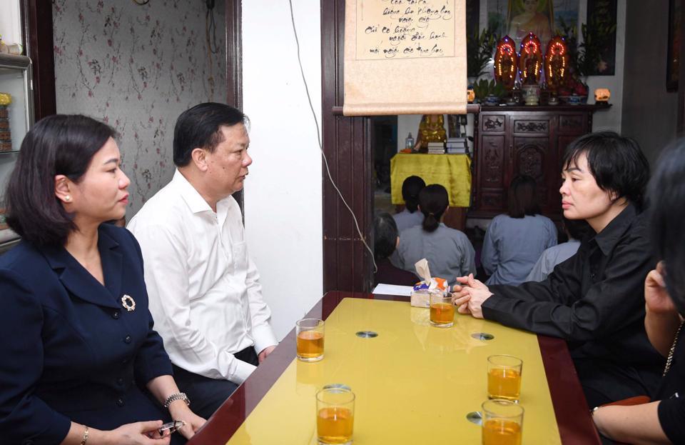 Bí thư Thành ủy Đinh Tiến Dũng cùng lãnh đạo TP thăm, động viên gia đình Binh nhì Nguyễn Đình Phúc.