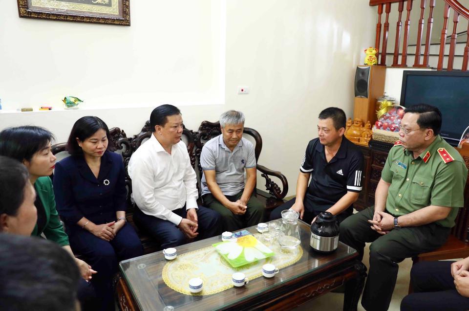 Bí thư Thành ủy Đinh Tiến Dũng cùng lãnh đạo TP thăm, động viên gia đình Trung úy Đỗ Đức Việt.
