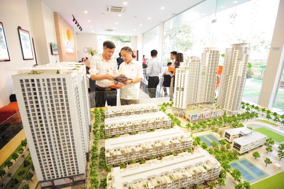Khách hàng tham khảo một dự án bất động sản ở Hà Nội. Ảnh: Công Hùng
