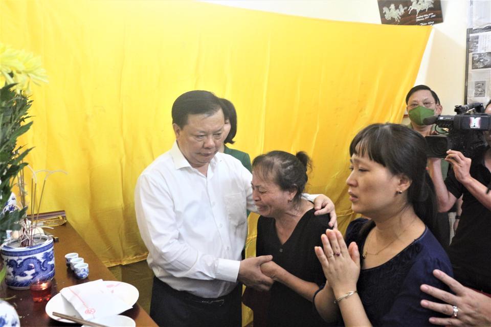 Bí thư Thành ủy Đinh Tiến Dũng cùng lãnh đạo TP thăm, động viên gia đình Trung tá Đặng Anh Quân.