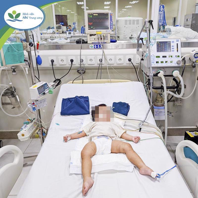 Bé gái 18 tháng L.Q.T đang được điều trị tại khoa Điều trị tích cực Nội khoa, Bệnh viện Nhi Trung ương. Ảnh: BVCC.