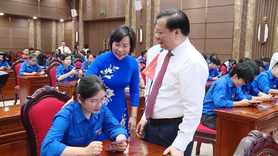 Lãnh đạo TP động viên các đoàn viên, thanh niên của Thành đoàn Hà Nội tham gia trực tiếp Hội thi tìm hiểu Nghị quyết số 15-NQ/TW của Bộ Chính trị do Ban Tuyên giáo Thành ủy Hà Nội tổ chức.