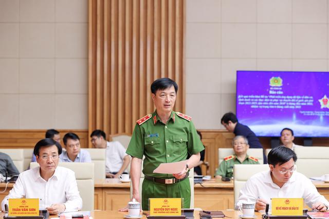 Thứ trưởng Bộ Công an Nguyễn Duy Ngọc báo cáo tại Hội nghị - Ảnh: VGP.