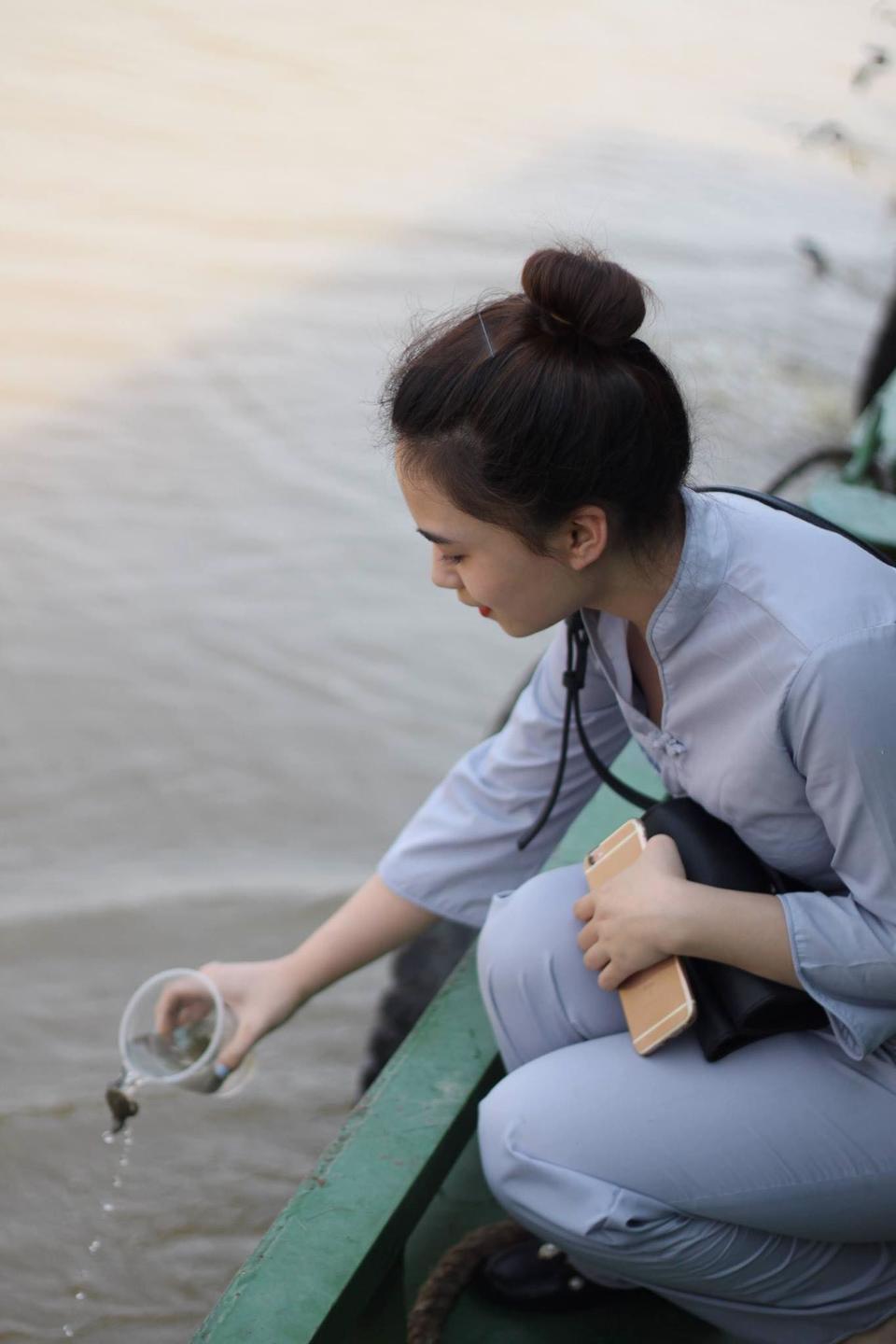 Tùy vào khả năng kinh tế, mỗi người phát tâm mua từ một, hai con đến muôn nghìn con vật thì cũng phải lập tức cứu thoát chúng càng nhanh càng tốt. Ảnh: Thùy Ninh