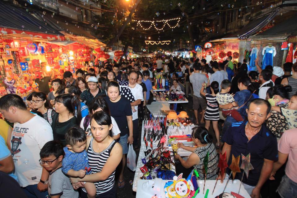 Chợ đêm phố cổ Hà Nội. Ảnh: Công Hùng