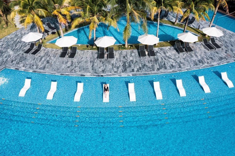 Một điểm đến tiện nghi giữa bốn bề mặt nước vây quanh tạo nên một “ốc đảo” căng tràn sức sống