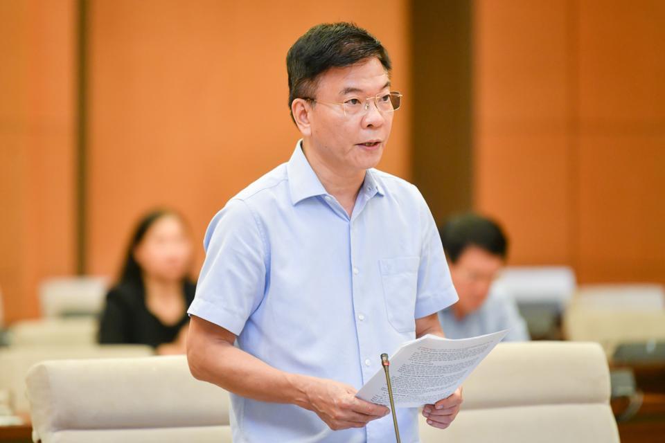 Bộ trưởng Bộ Tư pháp Lê Thành Long trình Tờ trình tại phiên họp. Ảnh: Quochoi.vn