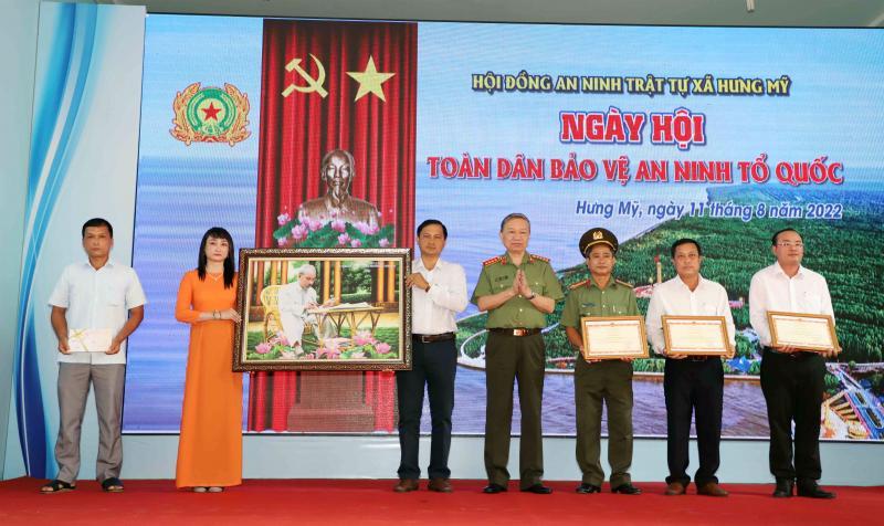 Bộ trưởng Tô Lâm trao Bằng khen và quà của Bộ Công an tặng các tập thể, cá nhân có thành tích xuất sắc trong phong trào TDBV ANTQ.
