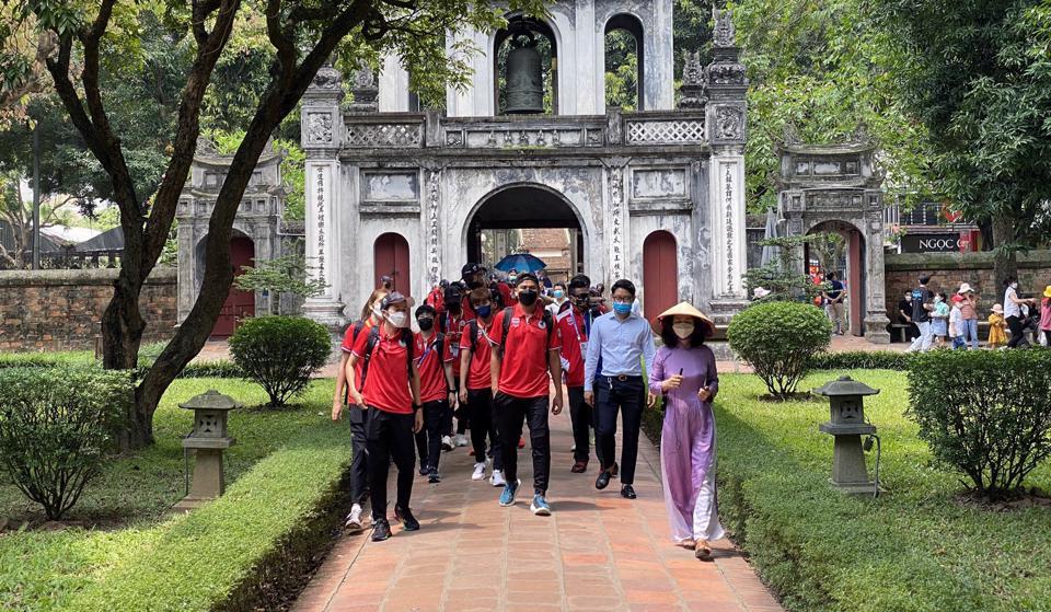 Khách du lịch Thái Lan tham quan Văn Miếu