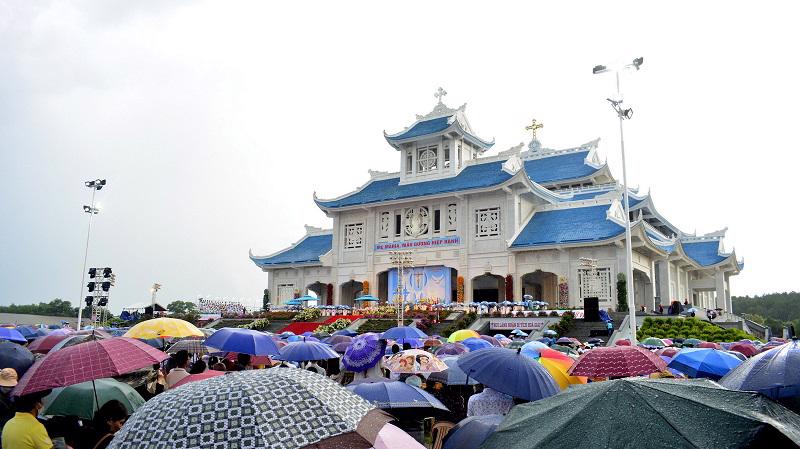 Hàng nghìn giáo dân đội mưa trong Lễ khai mạc hành hương thường niên 2022 và Thánh lễ.