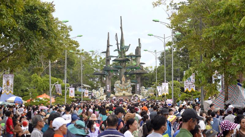 Theo lịch sử ghi chép, La Vang xưa là vùng rừng núi thâm u nhưng lại có nhiều loại cây lá vằng với tính năng phục hồi sức khỏe và chữa một số bệnh.