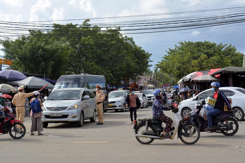 Chính quyền địa phương và lực lượng chức năng phối hợp triển khai đảm bảo an ninh trật tự, an toàn giao thông cho lễ hội.