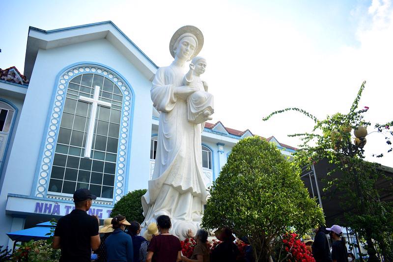 Trung tâm hành hương La Vang có nhiều khu vực như: Linh đài Đức Mẹ, Vương cung Thánh đường, nhà nguyện, nhà hành hương, nhà trung tâm...