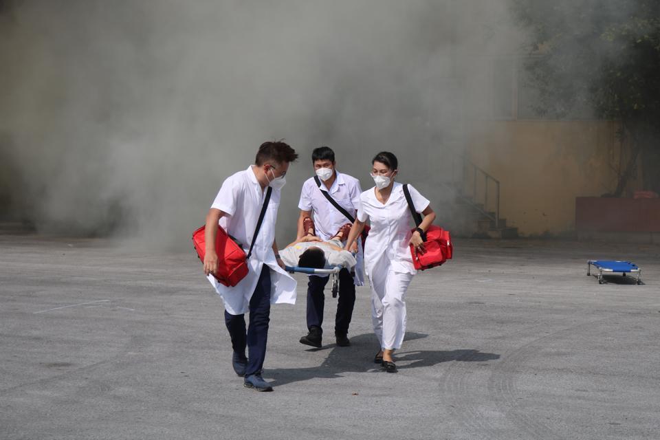 Lực lượng y tế khẩn trương sơ cứu người mắc kẹt trong đám cháy