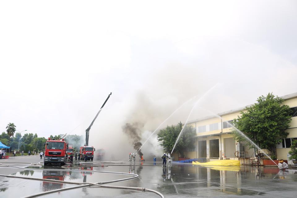 Nhiều phương tiện chữa cháy hiện đại được huy động tại buổi diễn tập