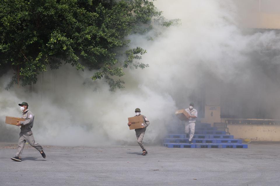 Tình huống cháy giả định tại kho hàng của Công ty Thuốc lá Thăng Long