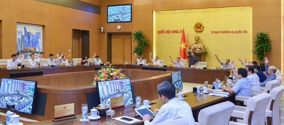 Ủy ban Thường vụ Quốc hội thông qua Nghị quyết. Ảnh: Quochoi.vn