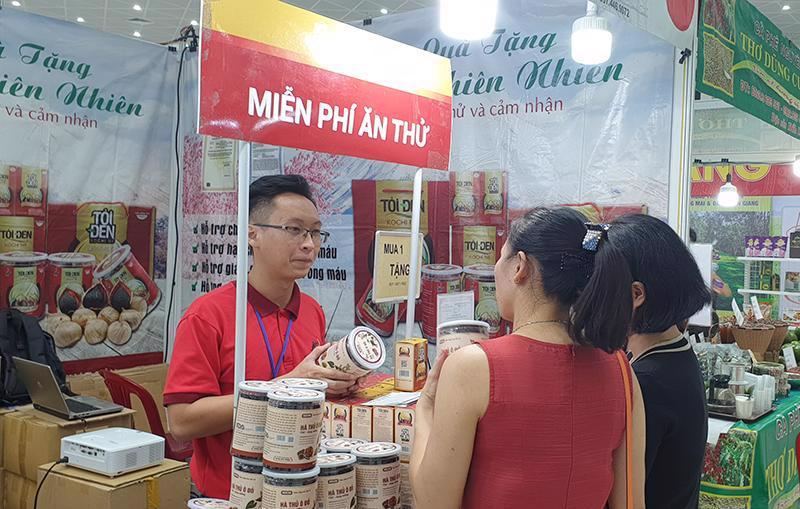 Người dân mua sắm tại Hội chợ Quốc tế thương mại, du lịch và đầu tư hành lang kinh tế Đông Tây Đà Nẵng