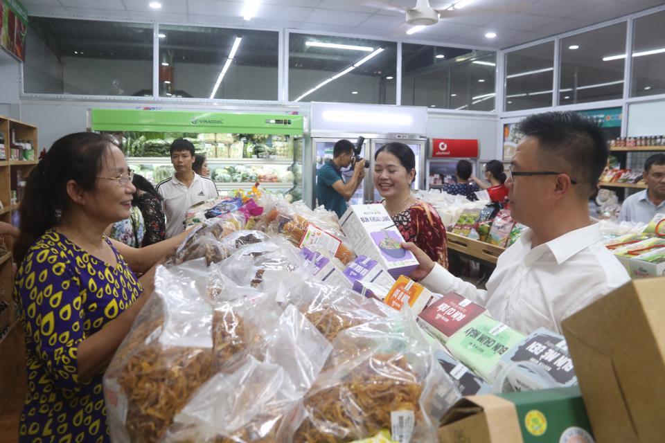 Điểm giới thiệu và bán sản phẩm OCOP tại chợ Thanh Am của Công ty CP Dịch vụ và Đầu tư thương mại Thu Hà do nữ doanh nhân làm chủ.