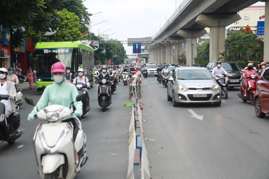  Nhiều xe máy vẫn cố tình di chuyển vào làn ô tô trên đường Nguyễn Trãi