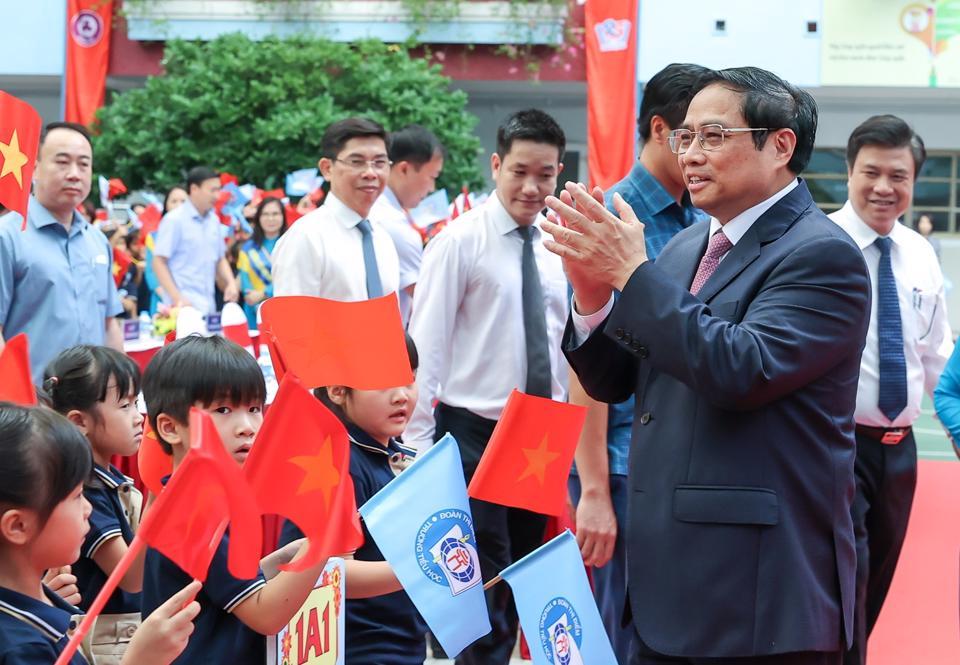 Thủ tướng Chính phủ Phạm Minh Chính;  Chủ tịch UBND TP Hà Nội Trần Sỹ Thanh và các đại biểu dự khai giảng tại Trường Tiểu học Đoàn Thị Điểm, Hà Nội