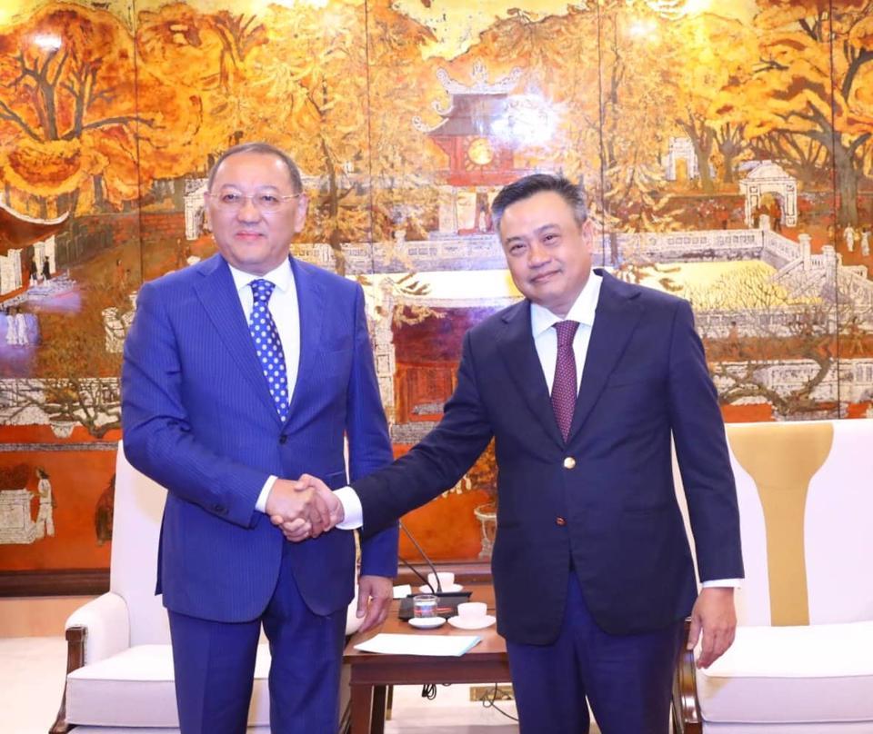 Chủ tịch UBND TP Hà Nội Trần Sỹ Thanh tiếp Đại sứ Cộng hòa Kazakhstan tại Việt Nam Yerlan Baizhanov.